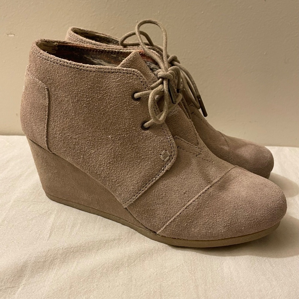 TOMS Desert Wedge Womens 8 Taupe Suede Lace Up Ankle Booties Chukka Boots